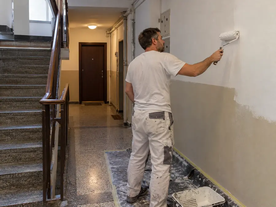 Moler kreči zid u ulazu stambene zgrade