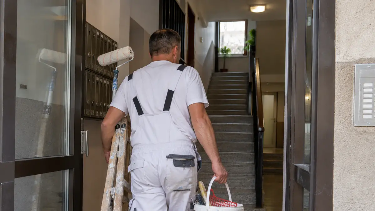 Moler unosi opremu u ulaz stambene zgrade u Beogradu